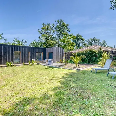 Prázdninový dům Modern With Large Garden Close To Sea And Forest