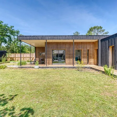 Prázdninový dům Modern With Large Garden Close To Sea And Forest